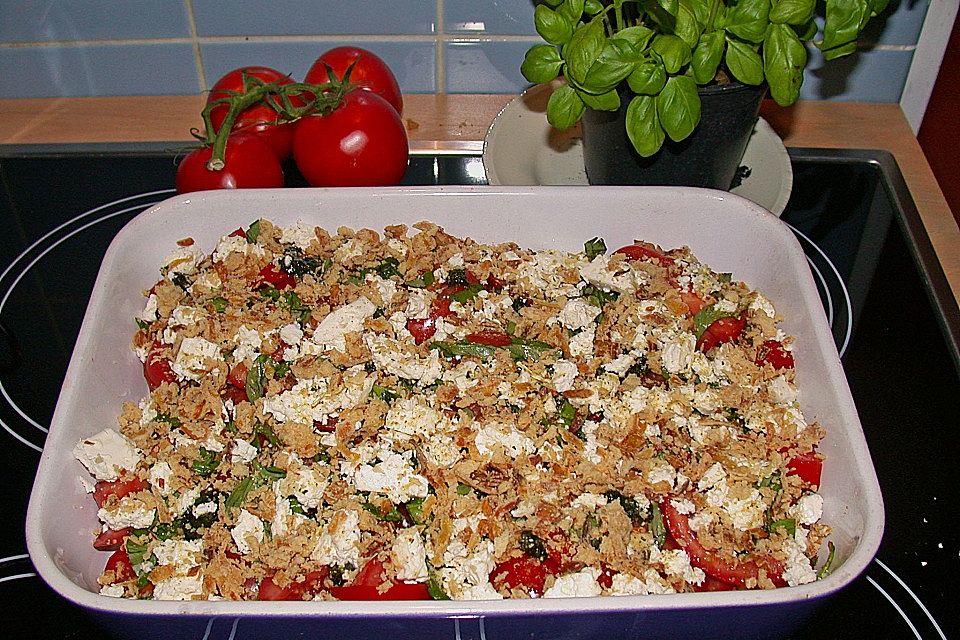 Leichter Tomatenauflauf mit Schafskäse und knuspriger Röstzwiebeldecke