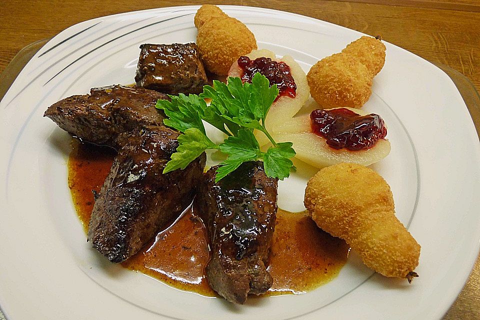 Roros Hirschmedaillons in fruchtiger Maracujasauce mit Preiselbeer - Birnen und Pommes Williams