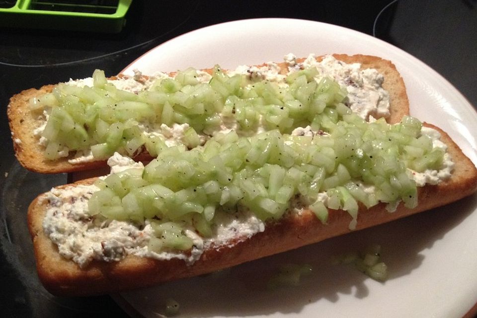 Bruschetta mit Schafskäse und Gurke