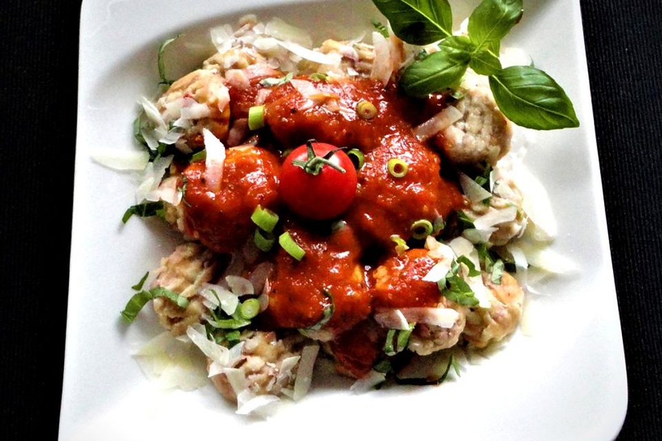 Brot-Gnocchi mit dreierlei Käse und Tomatensauce