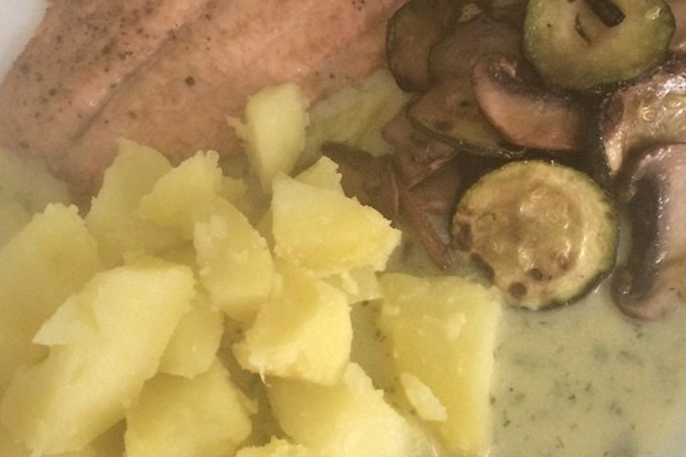 Wildlachsfilet mit buntem Gemüse und Salzkartoffeln