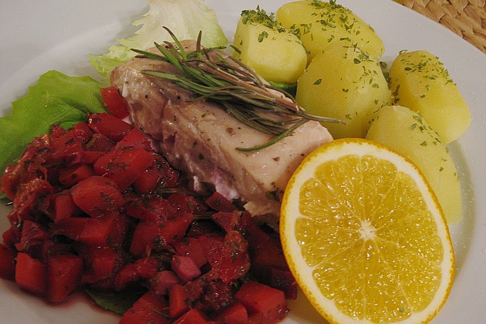 Wildlachsfilet mit buntem Gemüse und Salzkartoffeln