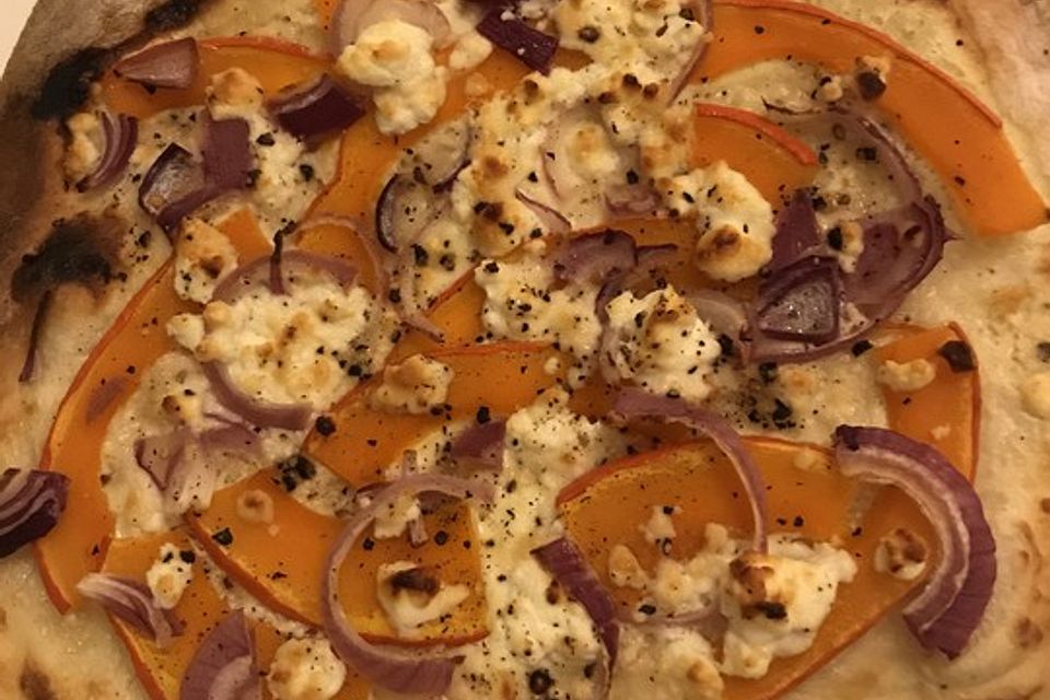 Kürbis - Flammkuchen mit Zwiebeln und Feta