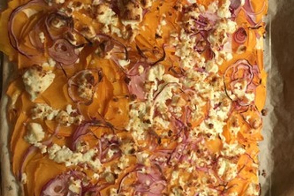 Kürbis - Flammkuchen mit Zwiebeln und Feta