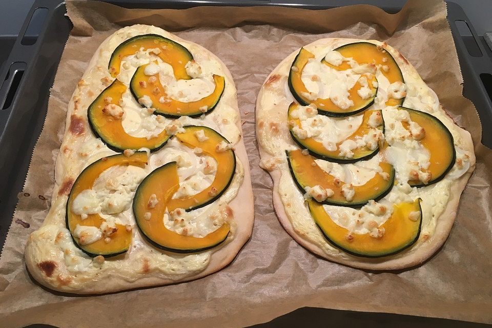 Kürbis - Flammkuchen mit Zwiebeln und Feta