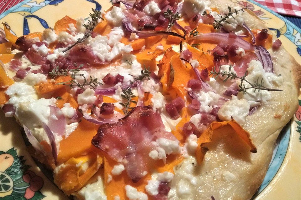 Kürbis - Flammkuchen mit Zwiebeln und Feta