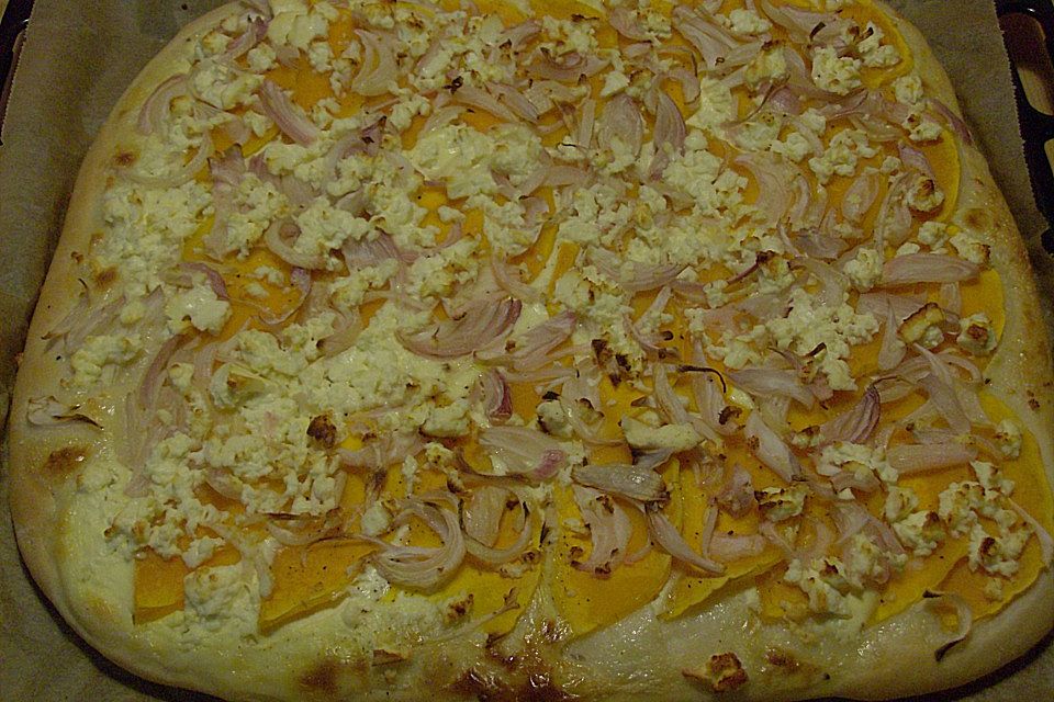 Kürbis - Flammkuchen mit Zwiebeln und Feta