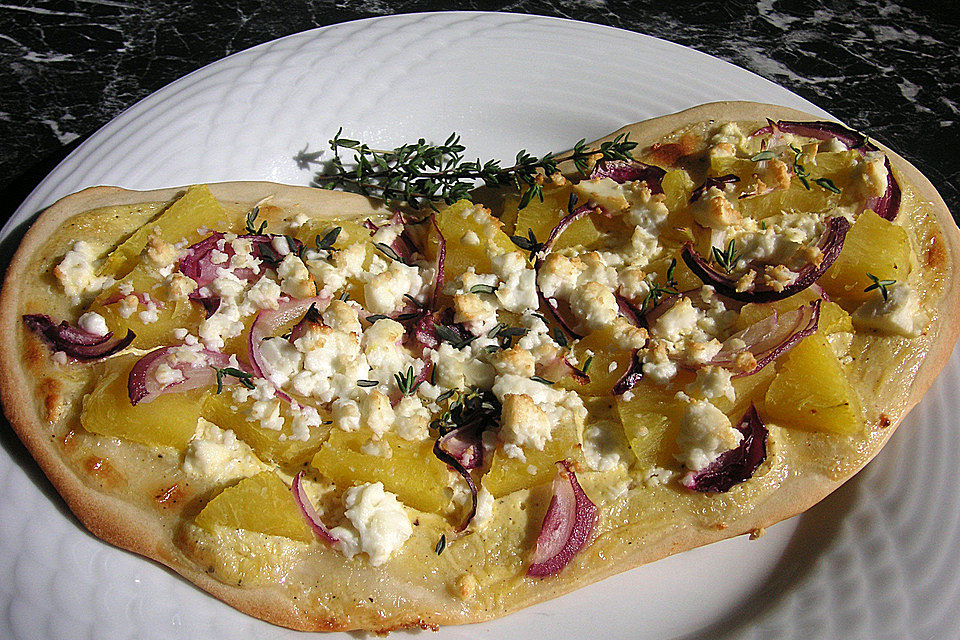 Kürbis - Flammkuchen mit Zwiebeln und Feta