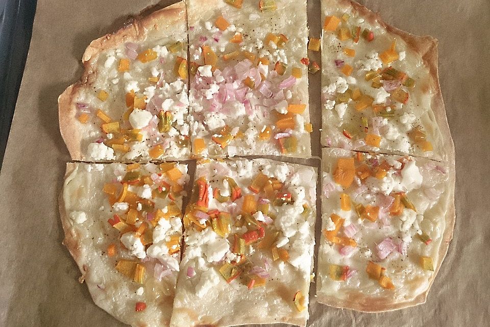 Kürbis - Flammkuchen mit Zwiebeln und Feta