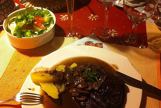 Hirschsteaks mit Cassis-Rotweinsauce von Schulz-Margrander