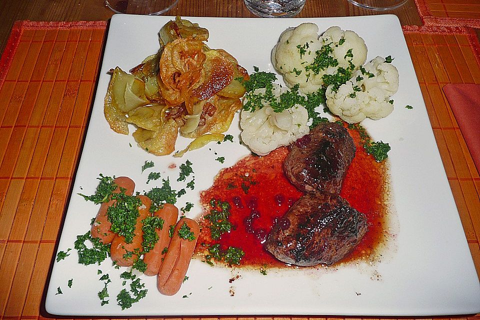 Roros delikate Antilopensteaks mit fruchtiger Granatapfelsauce, Pommes Williams und Mischgemüse