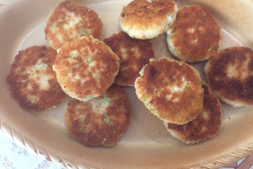 Lachsfrikadellen aus Lachsfilet und Räucherlachs mit Gurkensalat