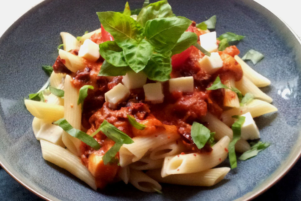 Nudeln mit getrockneten Tomaten und Mozzarella