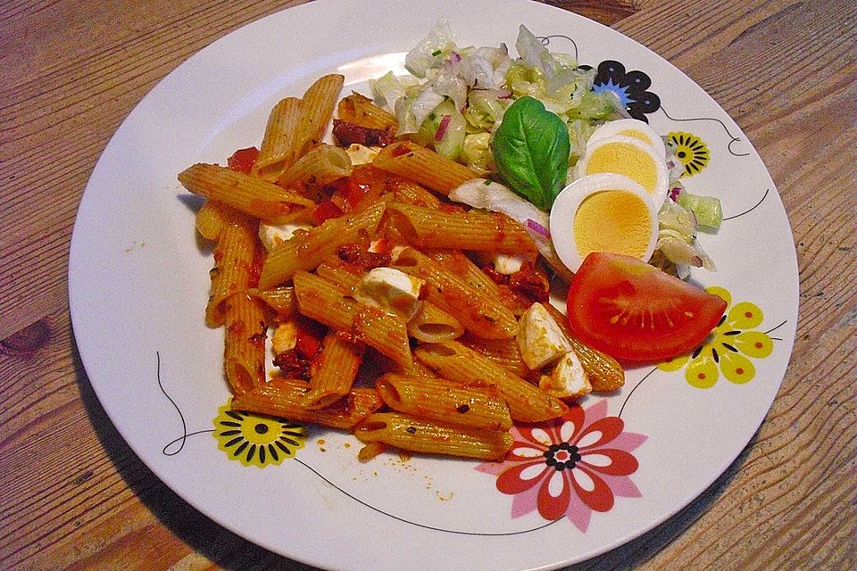 Nudeln mit getrockneten Tomaten und Mozzarella