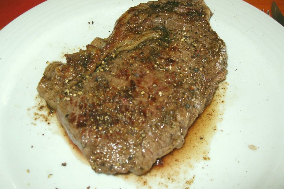 Pfeffersteak mit Senf-Paprikasauce und buntem Salat