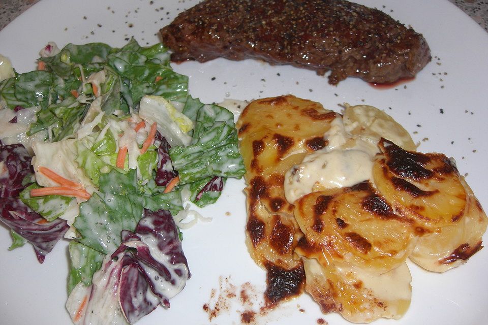 Pfeffersteak mit Senf-Paprikasauce und buntem Salat