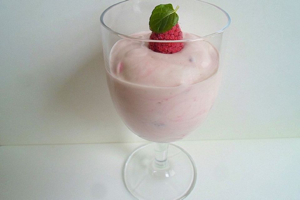 Früchte - Sahnejoghurt - lecker mit Himbeeren oder Erdbeeren