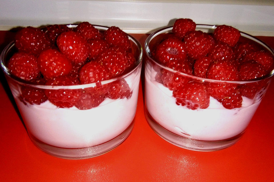 Früchte - Sahnejoghurt - lecker mit Himbeeren oder Erdbeeren