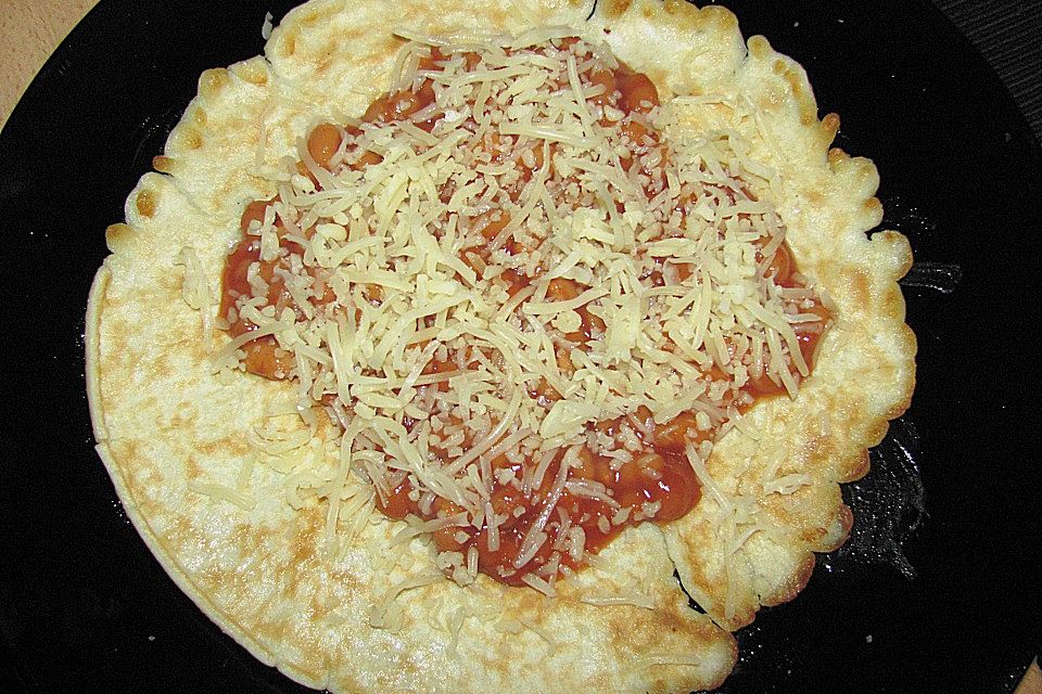 Pfannekuchen mit Baked Beans und Käse