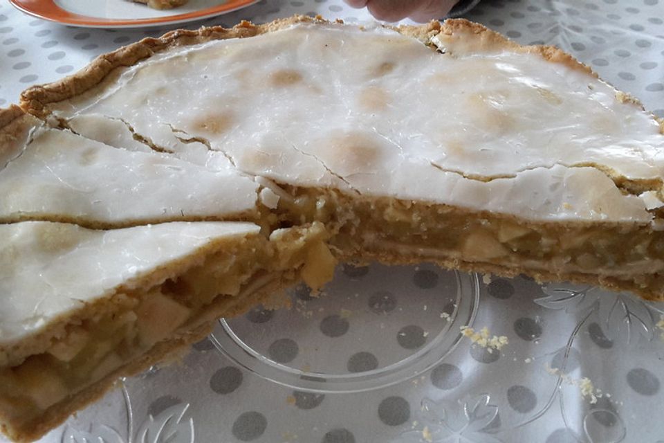 Saftiger, gedeckter Apfelkuchen