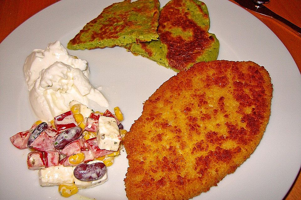 Zucchini - Puffer mit Kräuter - Sour Creme