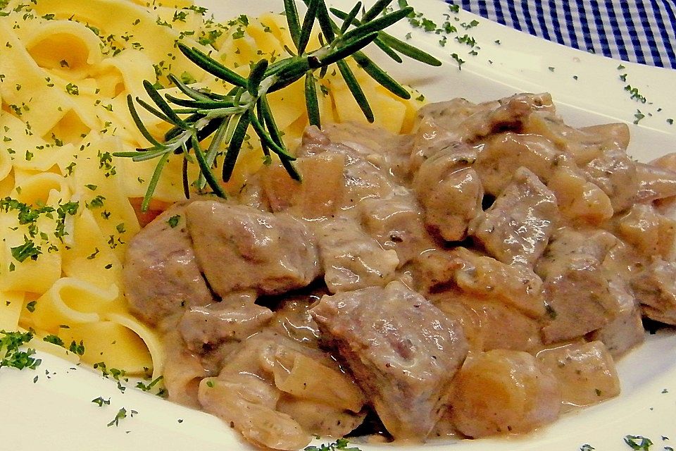 Lammgulasch in Senfsauce