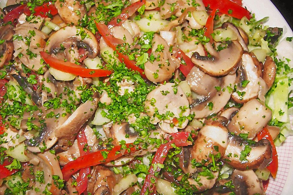 Pilzsalat mit Gurke und Tomaten