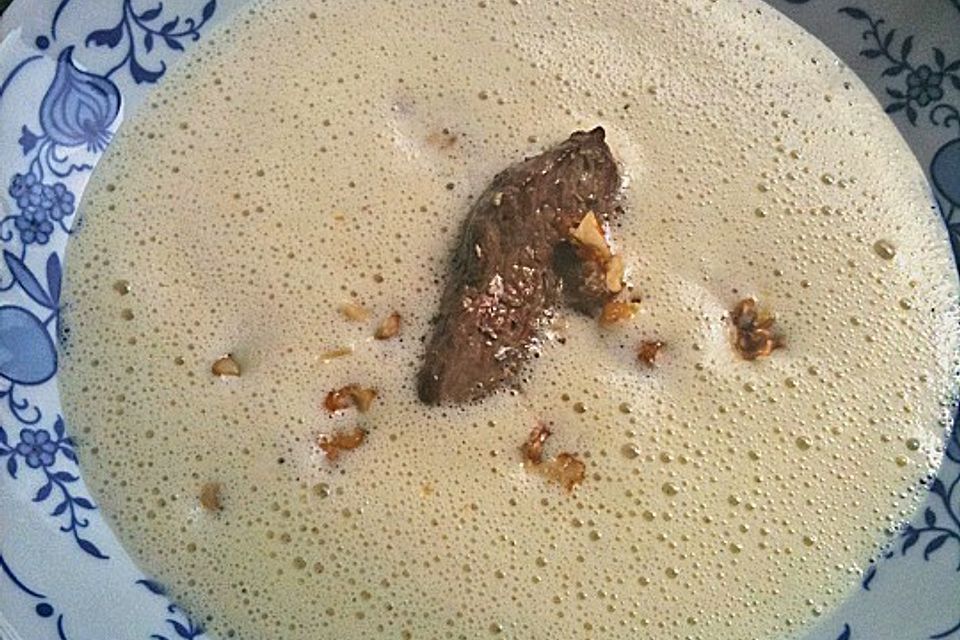 Kichererbsensuppe mit Lammfilet und karamellisierten Walnüssen