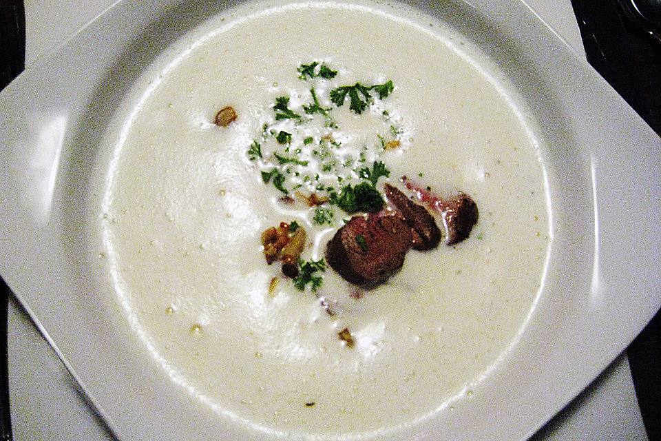 Kichererbsensuppe mit Lammfilet und karamellisierten Walnüssen