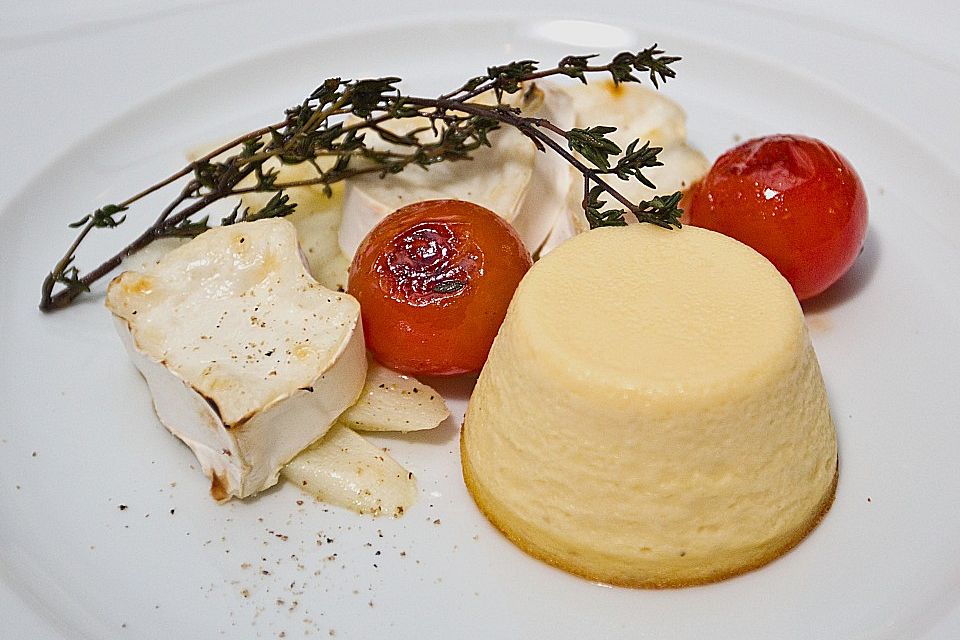 Spargel - Flan mit gratiniertem Ziegenkäse und geschmolzenen Strauchtomaten