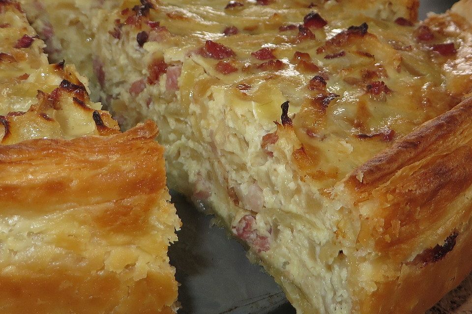 Pfälzer Zwiebelkuchen mit Blätterteig