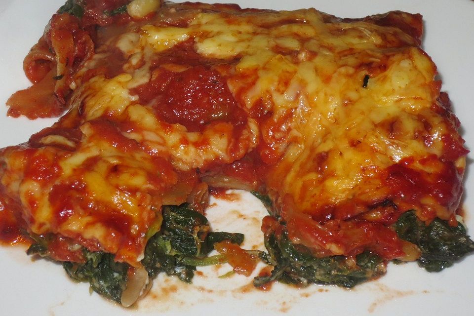 Cannelloni gefüllt mit Feta, Spinat und Pinienkernen