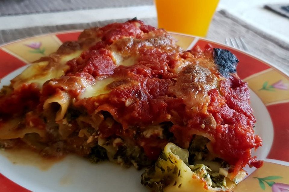 Cannelloni gefüllt mit Feta, Spinat und Pinienkernen