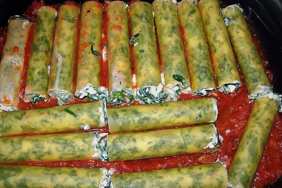 Cannelloni gefüllt mit Feta, Spinat und Pinienkernen