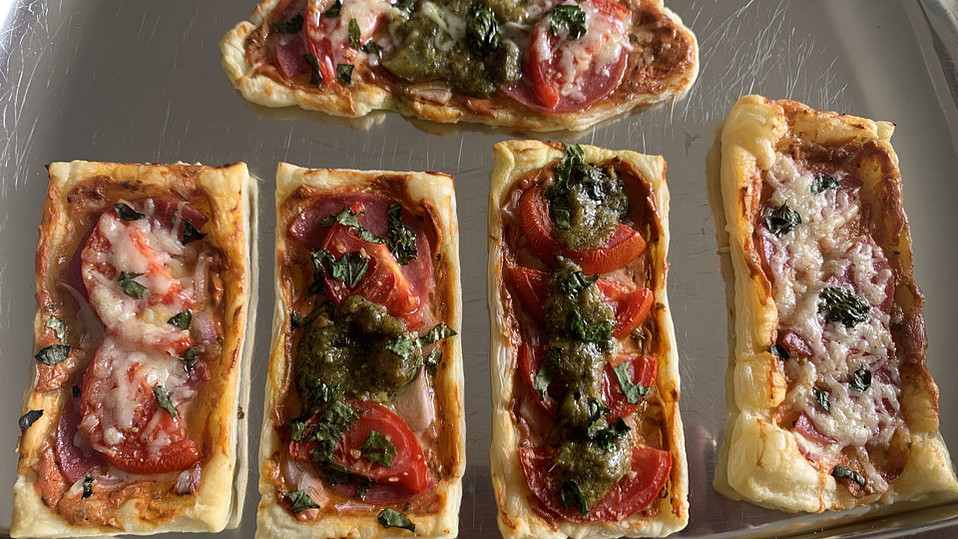 Kleine Blätterteig-Pizzen von christina69zs Kleine Blätterteig-Pizzen von christina69zs