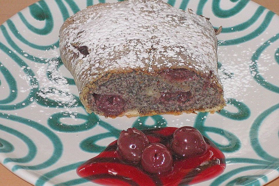 Mohn - Grieß - Strudel mit Kirschen