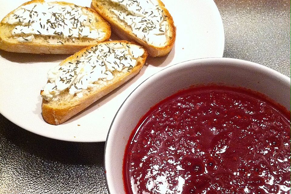 Rote Bete - Himbeer - Suppe mit Ziegenkäse - Crostini