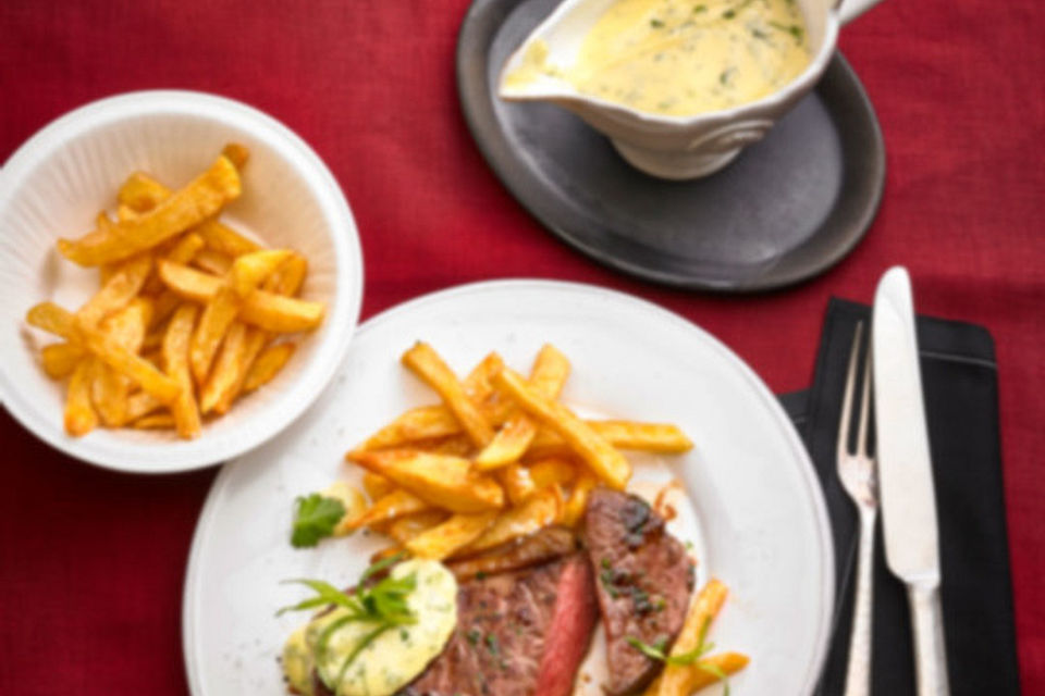 Für echte Kerle: Das perfekte Rumpsteak - saignant (englisch) mit Sauce Béarnaise und Pommes