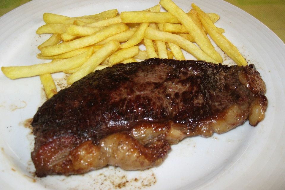 Für echte Kerle: Das perfekte Rumpsteak - saignant (englisch) mit Sauce Béarnaise und Pommes