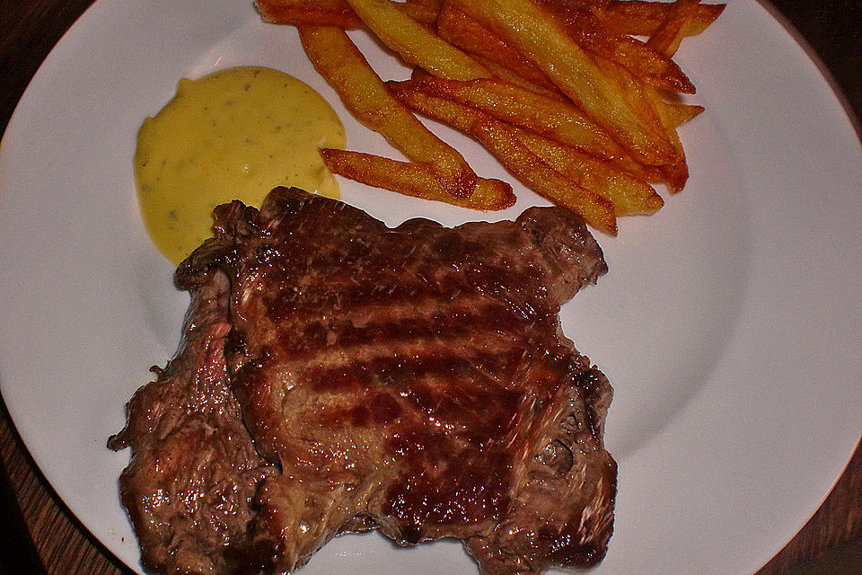 Für echte Kerle: Das perfekte Rumpsteak - saignant (englisch) mit Sauce Béarnaise und Pommes