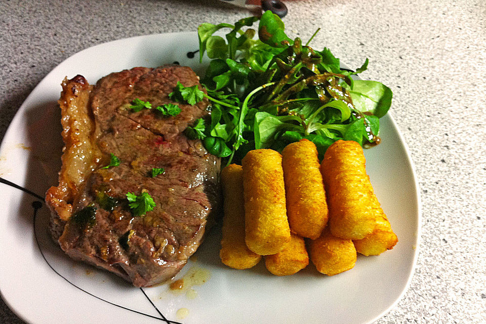 Für echte Kerle: Das perfekte Rumpsteak - saignant (englisch) mit Sauce Béarnaise und Pommes