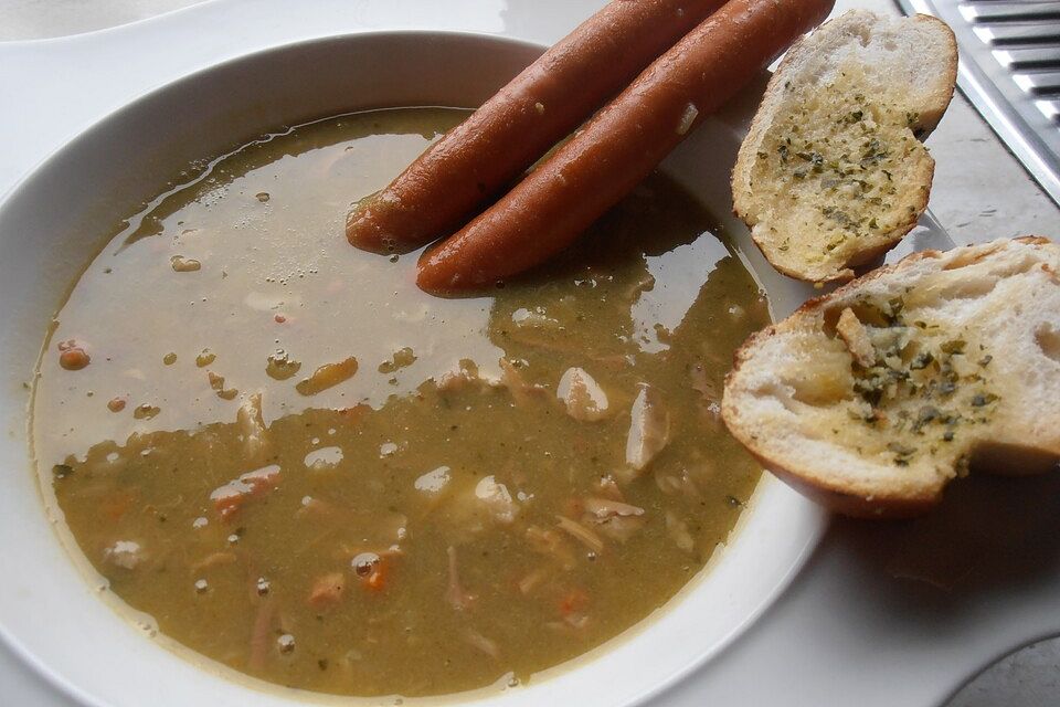 Erbsensuppe mit Würstchen