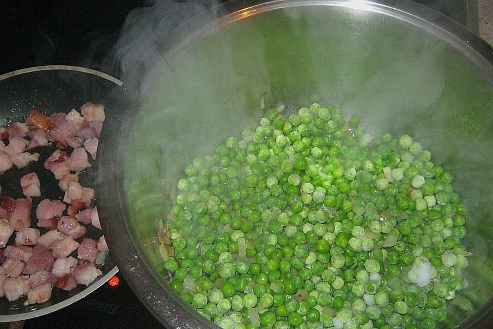 Erbsensuppe mit Würstchen