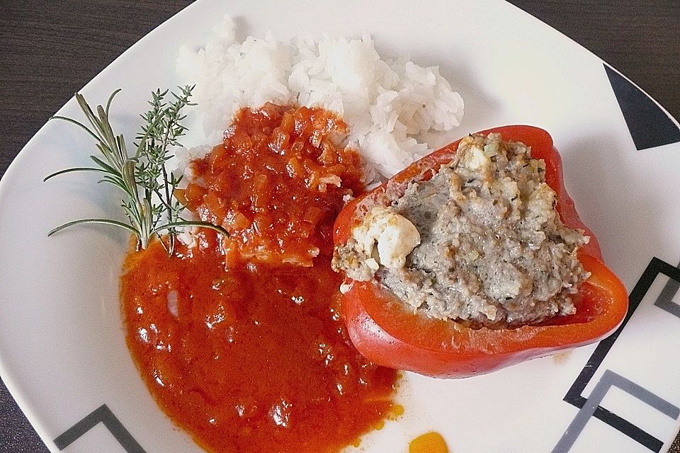 Gefüllte Paprikaschoten in Tomatensoße