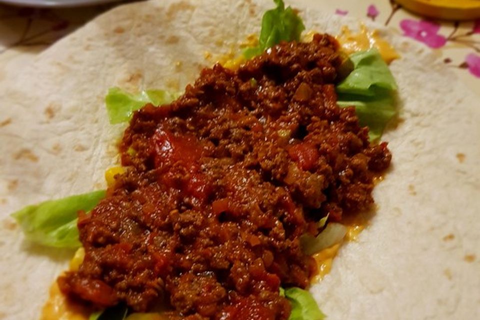 Burrito - Tortilla gefüllt mit Hackfleisch, Mais, Salat und Jalapenoscheiben