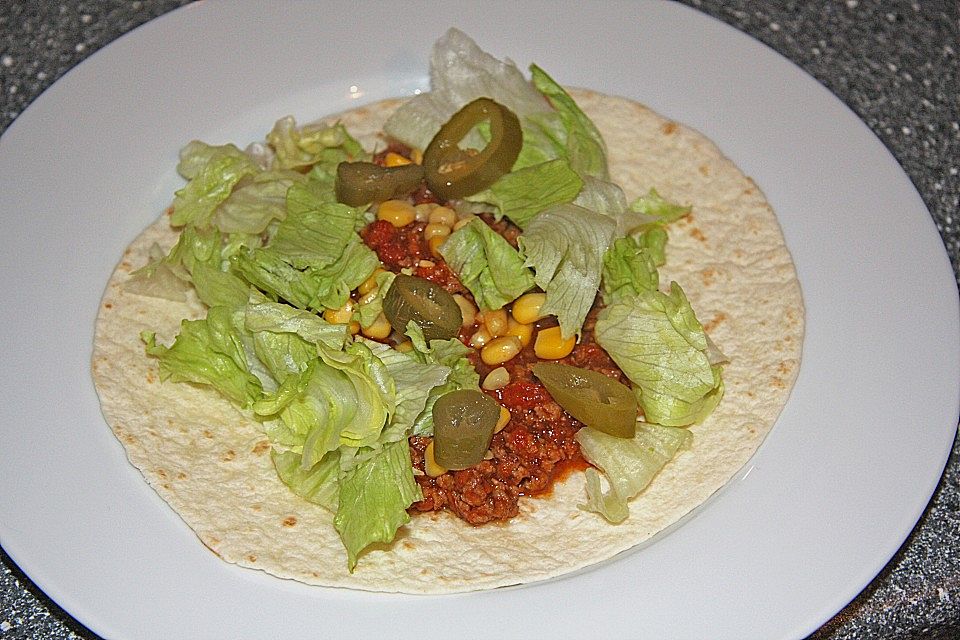 Burrito - Tortilla gefüllt mit Hackfleisch, Mais, Salat und Jalapenoscheiben