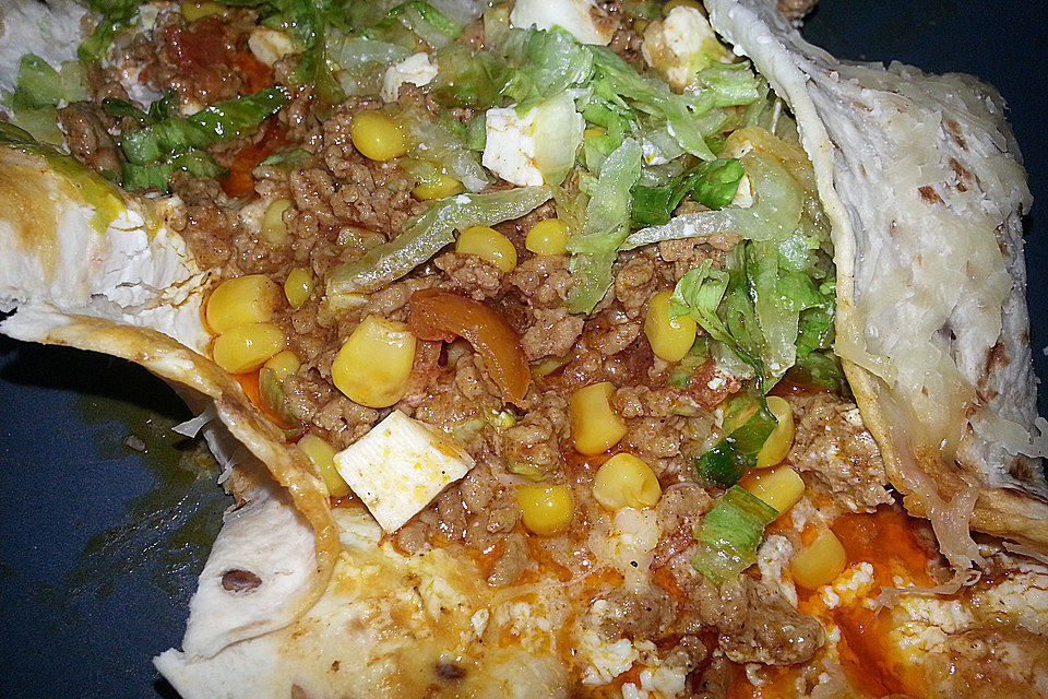 Burrito - Tortilla gefüllt mit Hackfleisch, Mais, Salat und Jalapenoscheiben