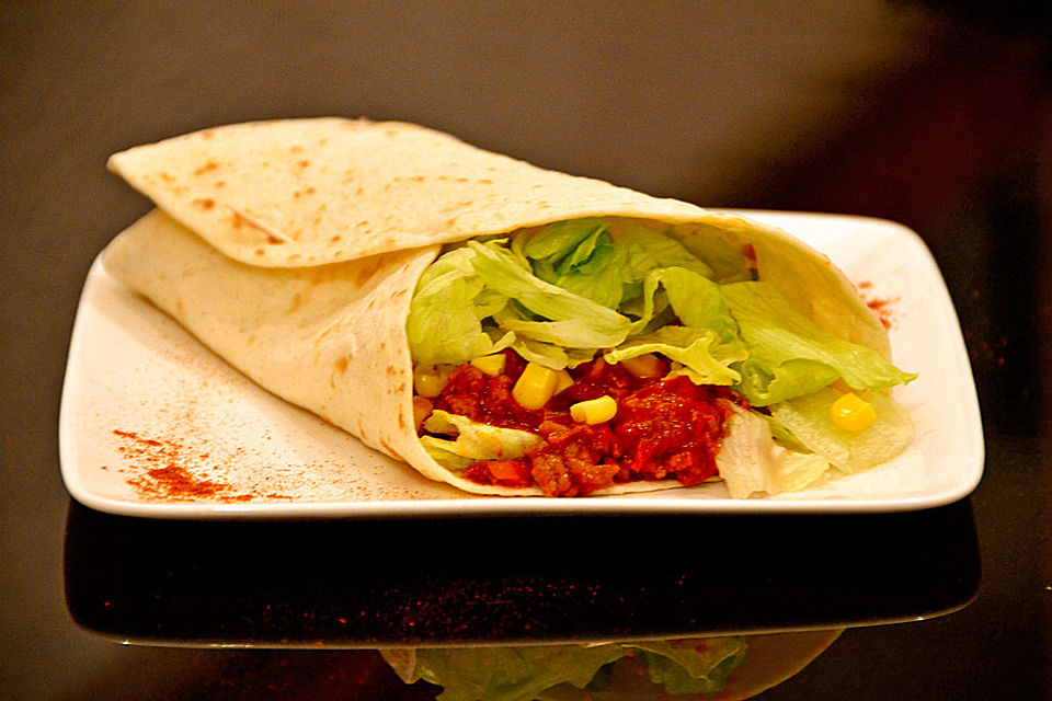 Burrito - Tortilla gefüllt mit Hackfleisch, Mais, Salat und Jalapenoscheiben