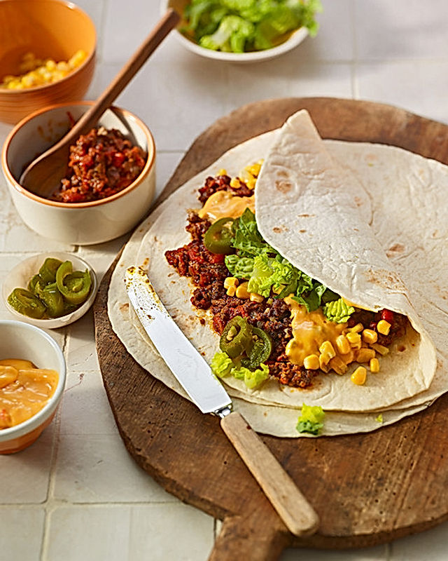 Burrito - Tortilla gefüllt mit Hackfleisch, Mais, Salat und Jalapenoscheiben