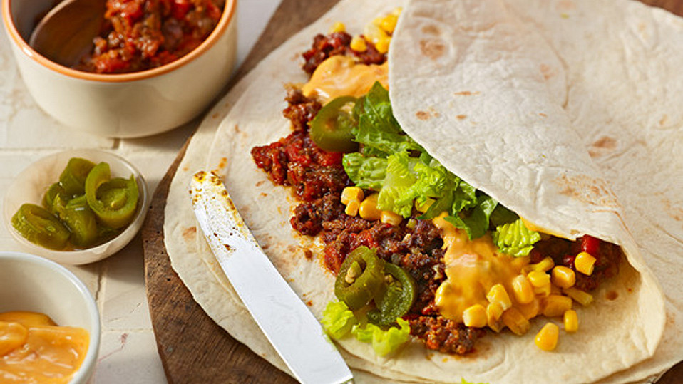 Burrito-Tortilla-gef-llt-mit-Hackfleisch-Mais-Salat-und-Jalapenoscheiben